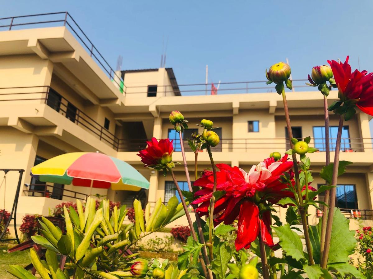 Hotel Happy Land Chitwan Exterior photo